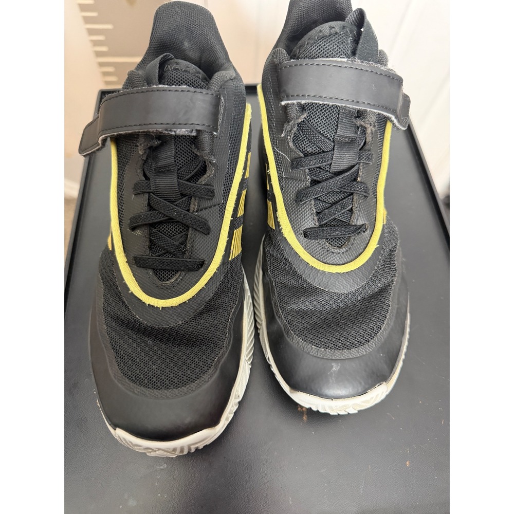 Adidas run the game black/gold basketball sneakers youth size 3